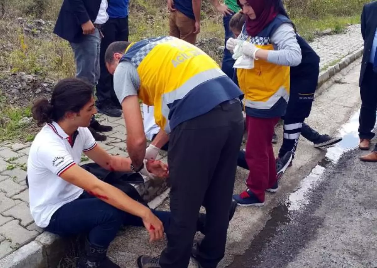 Minibüse Çarpan Motosikletteki 3 Öğrenci Yaralandı