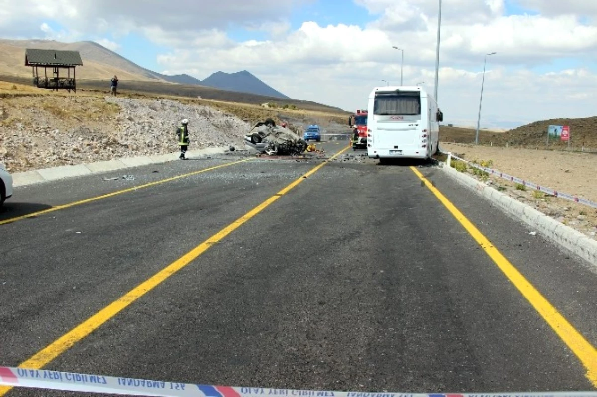 Otobüsle Çarpışan Otomobil Takla Attı: 1 Ölü, 4 Yaralı