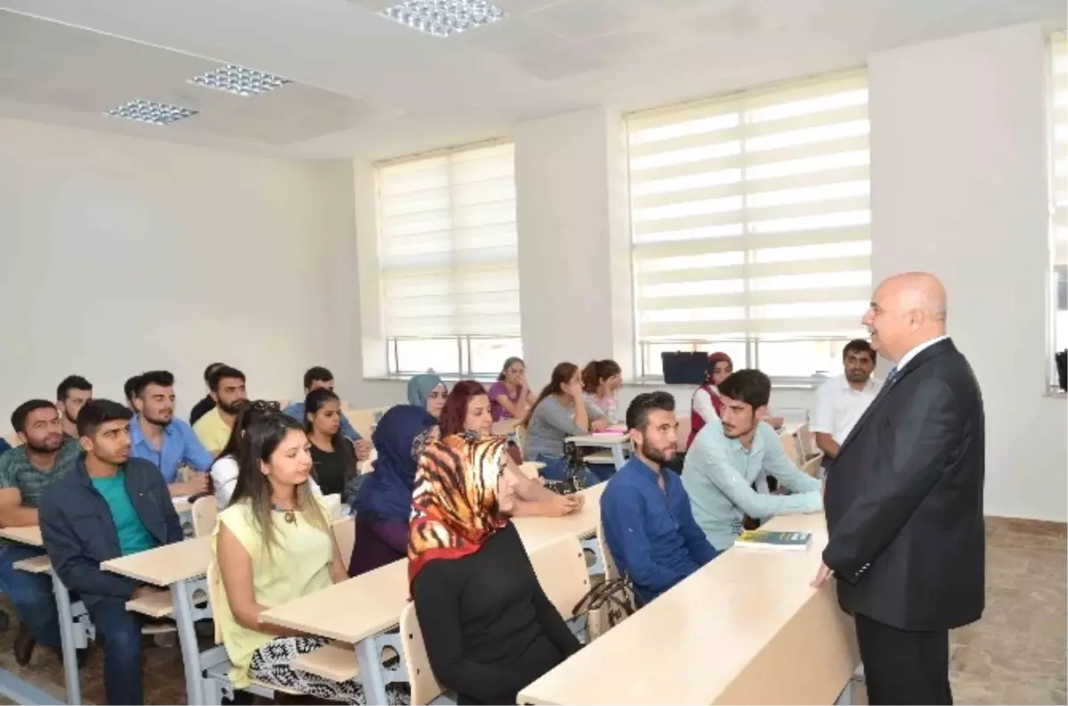 Rektör Gönüllü Mühendislik Fakültesinde İlk Dersi Verdi