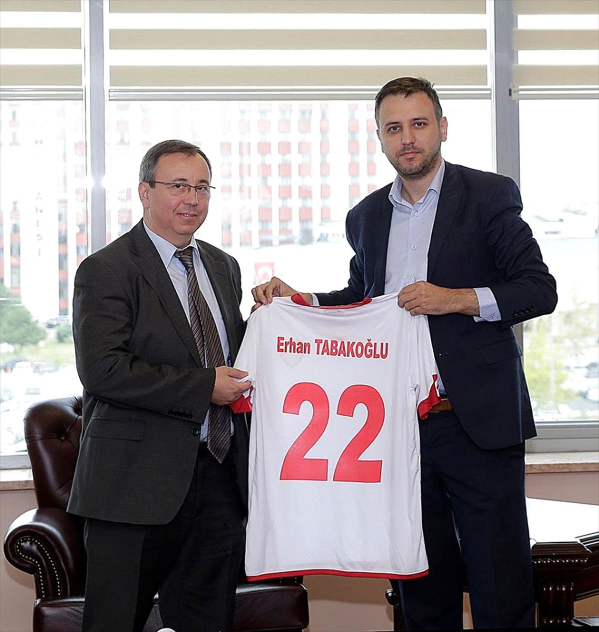 Rektör Tabakoğlu\'na 22 Numaralı Forma