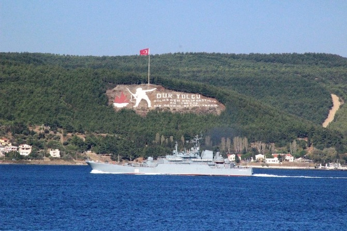 Rus Savaş Gemisi Çanakkale Boğazı\'ndan Geçti