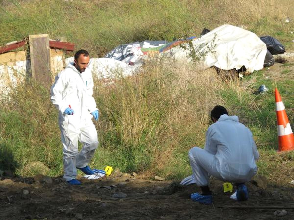 Silahların Bulunduğu Arazide İş Makinesi Kazı Yapıyor