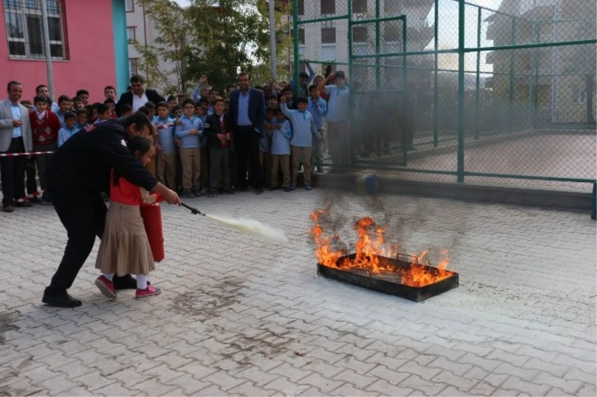 Sivas\'ta Okulda Yangın Tatbikatı Yapıldı