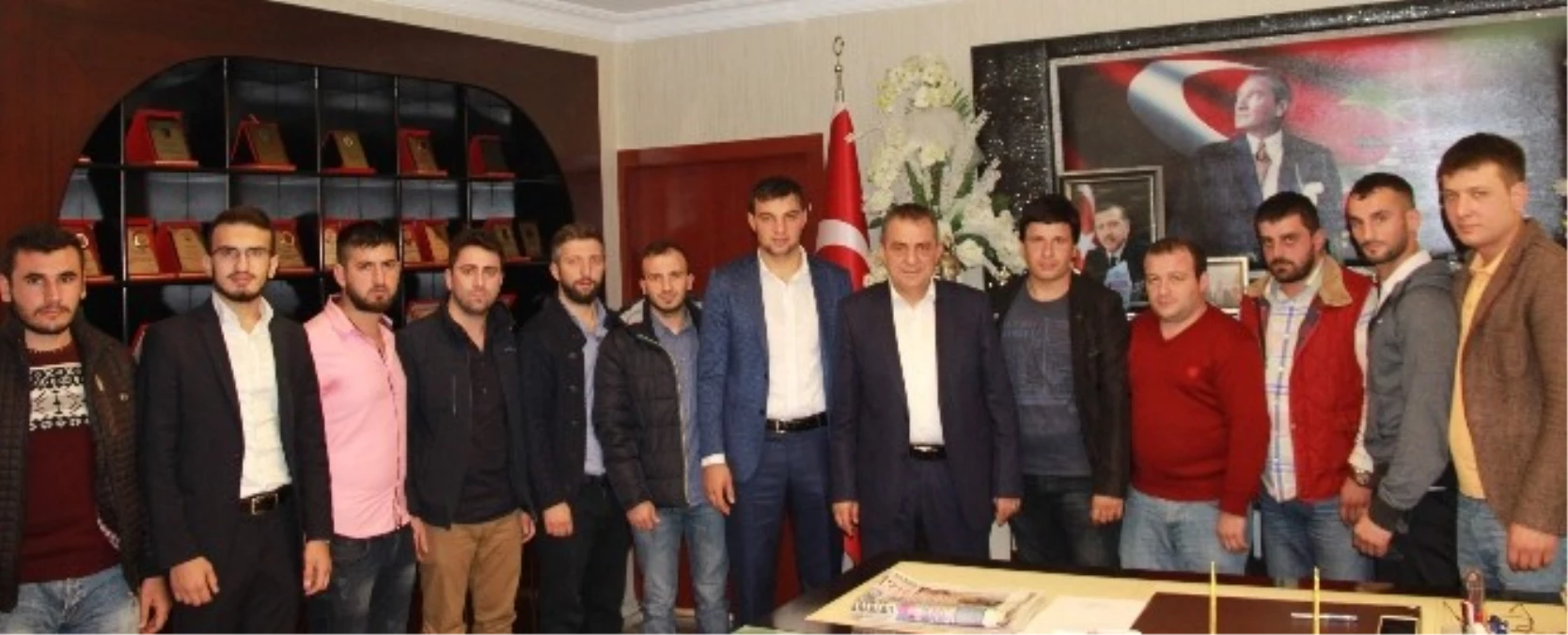 Yomra Belediye Başkanı İbrahim Sağıroğlu AK Parti Yomra Gençlik Kolları\'nı Makamında Ağırladı
