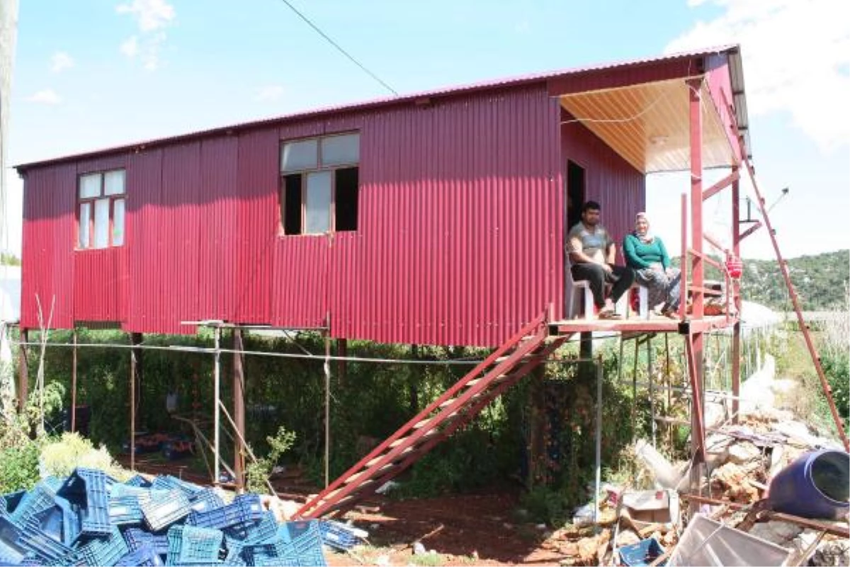 Çiftçiler Seranın Üstüne Prefabrik Ev Yaptılar