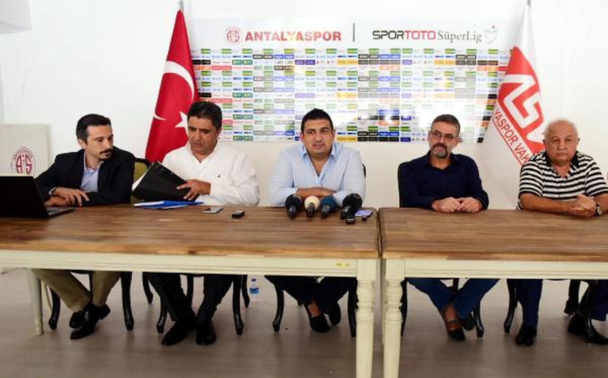 Antalyaspor Başkanı Öztürk\'ten \'Teknik Direktör\' Sorusuna İlginç Yanıt