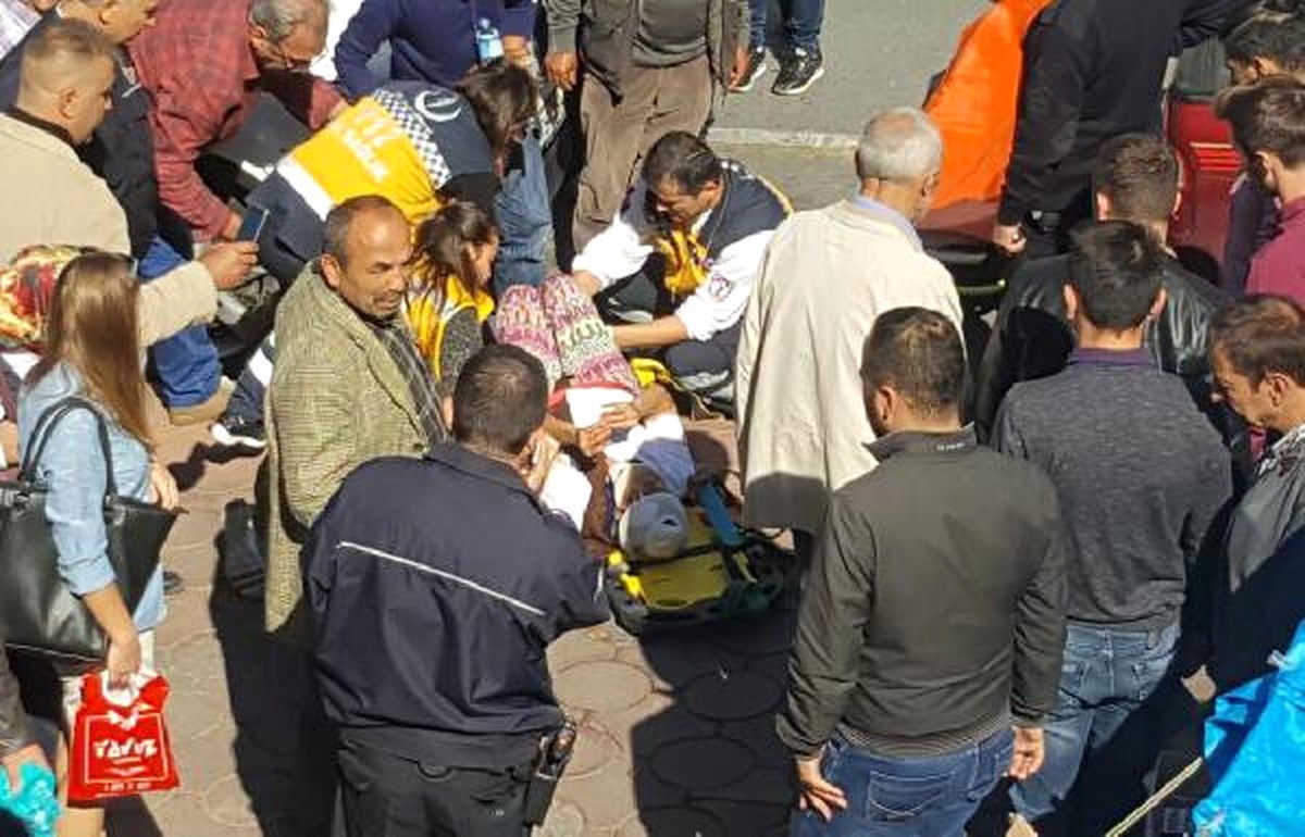 Avm\'den Kopan Profil Sokakta Anne ve Kızının Üzerine Düştü