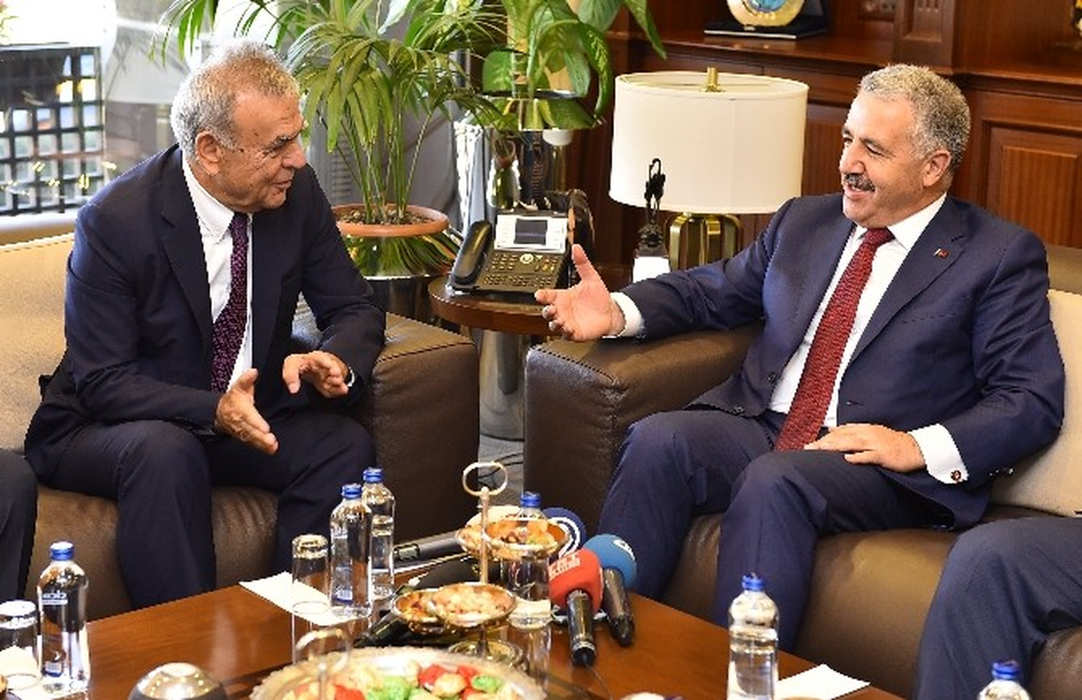 Bakan Arslan\'dan İzmir Büyükşehir Belediyesi\'ne Ziyaret