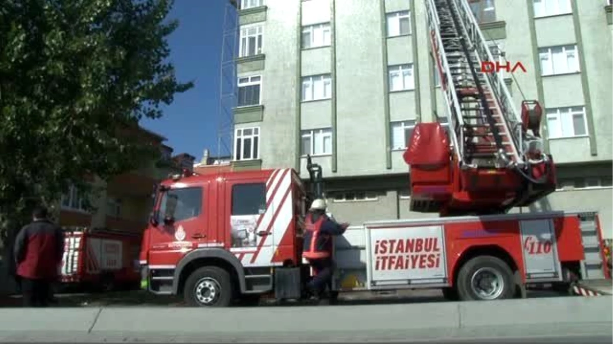 Çatı Katı Alev Alev Yandı, İki İşçi İtfaiye Tarafından Kurtarıldı
