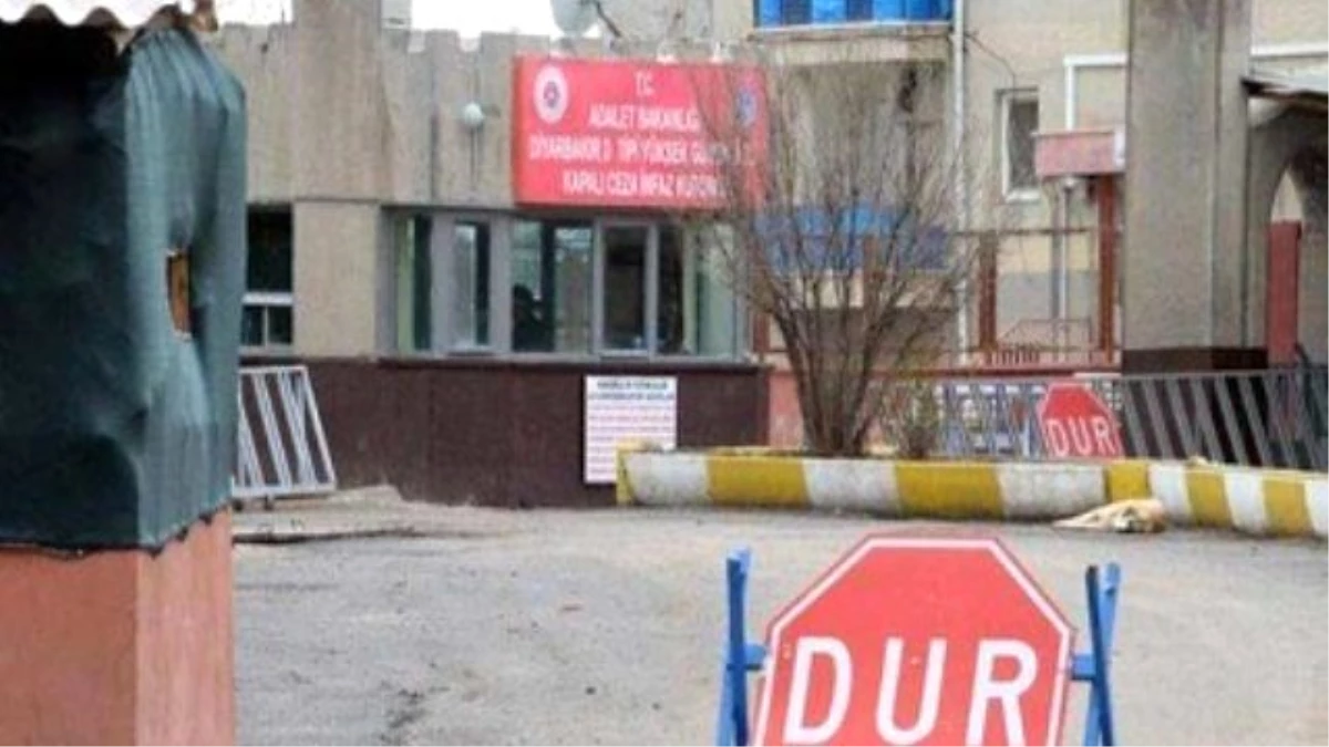 Diyarbakır\'da 13 Gardiyan Gözaltına Alındı