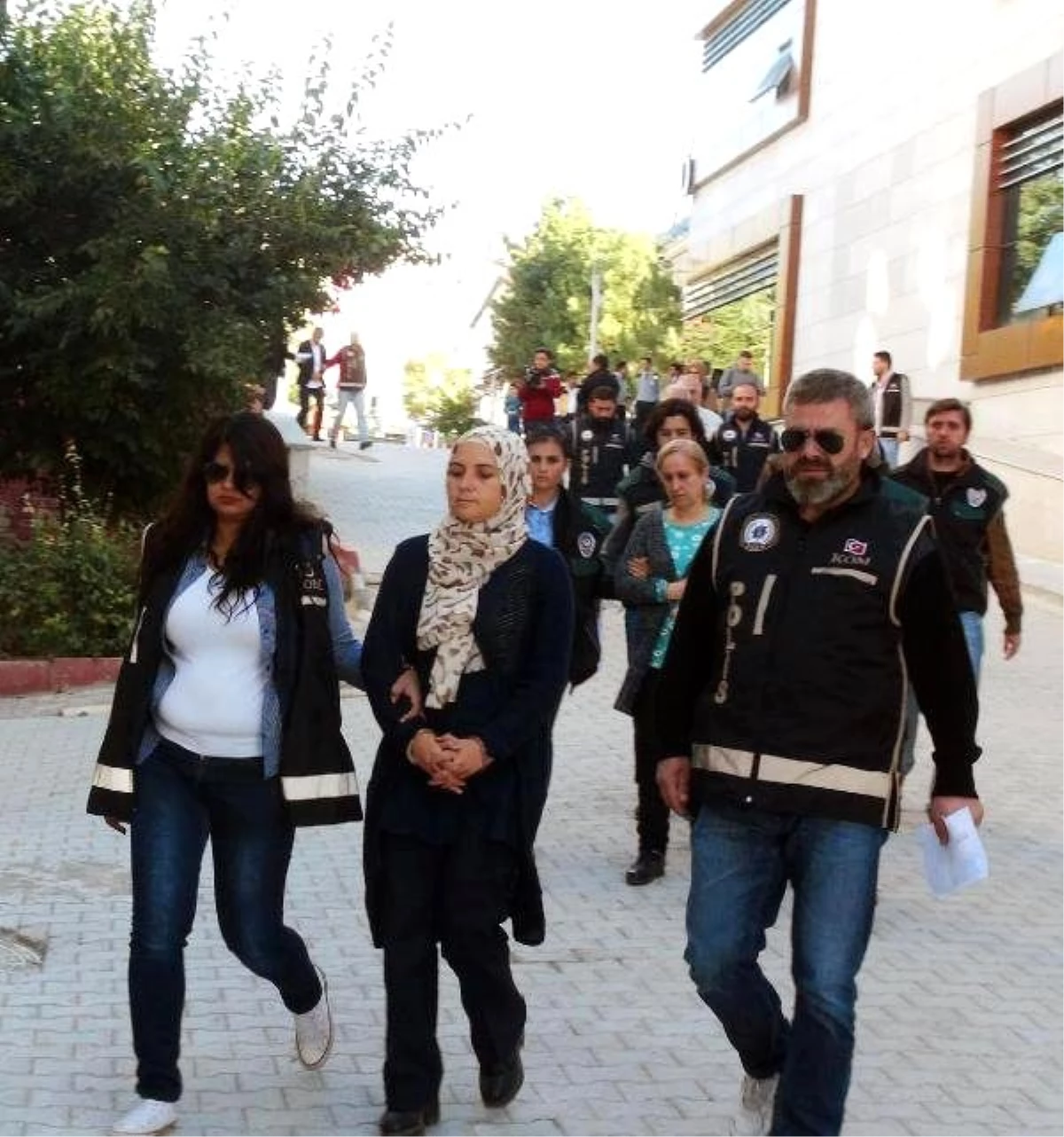 Görüntülü Haber) Elazığ\'da Karakoçan Belediyesine Operasyon: Dbp\'li Başkan ve 12 Kişi Gözaltına...