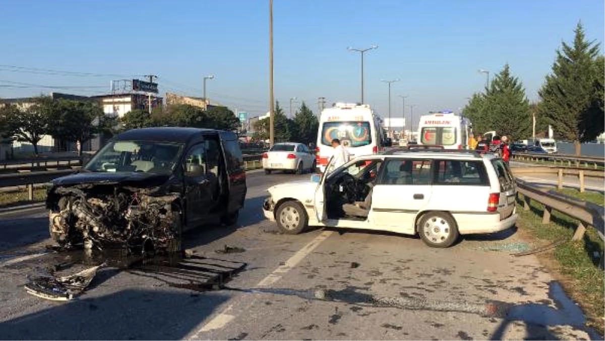 Hafif Ticari Araçla Çarpışan Otomobil Sürücüsü Yaralandı
