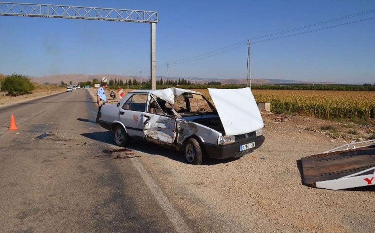 Otomobil ile Çarpışan Motosikletin Sürücüsü Öldü