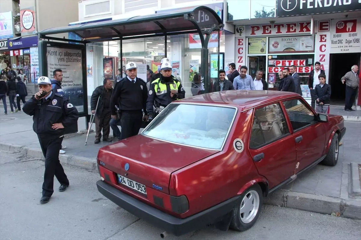 Otomobil Otobüs Durağına Çarptı