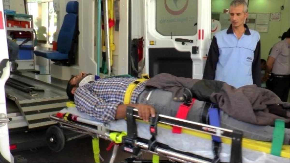 Görüntülü Haber) Şanlıurfa\'da Pamuk Yüklü Kamyon Devrildi: 2 Yaralı