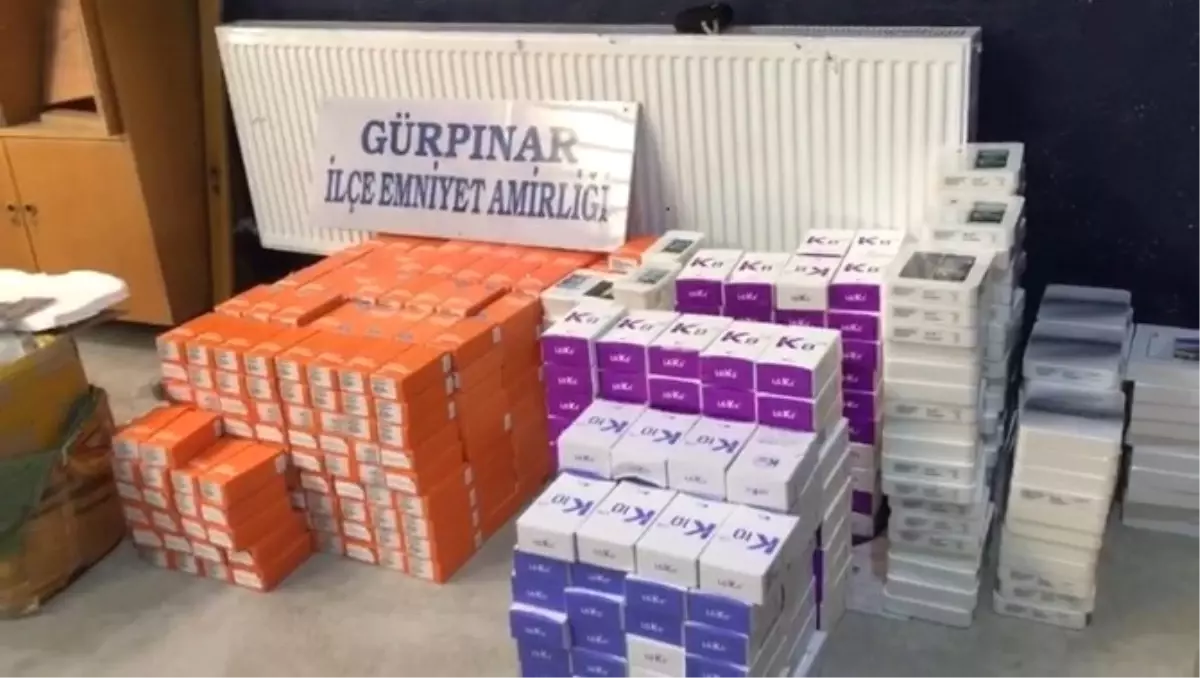 Van\'da 3 Bin Adet Kaçak Cep Telefonu Ele Geçirildi