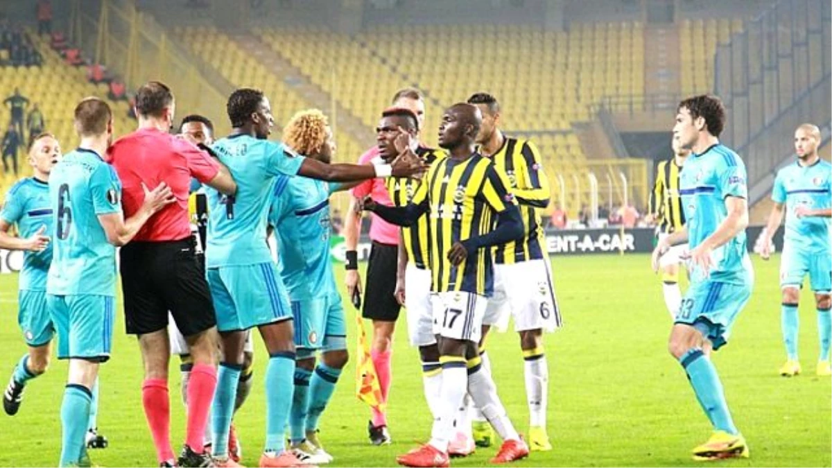 Van Der Heijden Emenike\'ye Dirsek Attı, Ortalık Karıştı