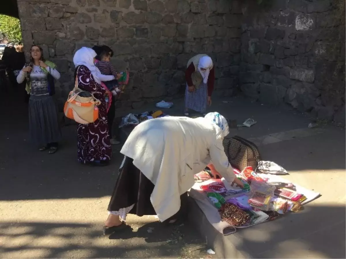 60 Yaşındaki Kadın Evde Yaptığı Ürünleri Satarak Ailesini Geçindiriyor