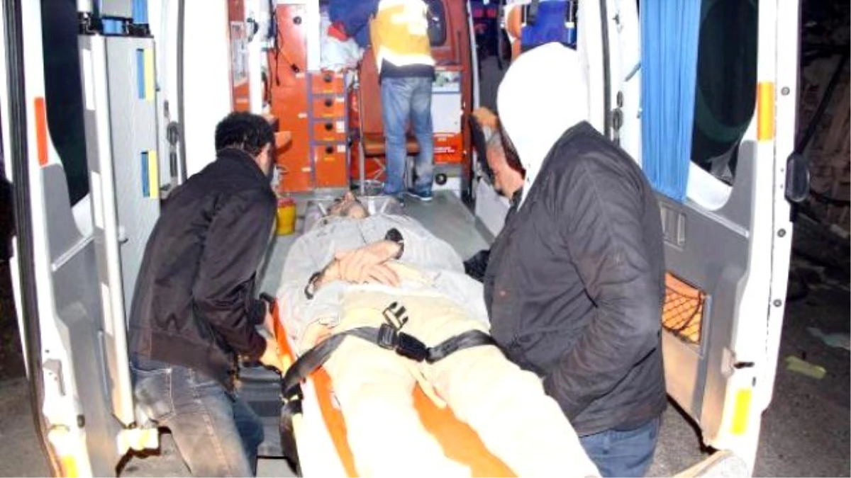 Görüntülü Haber) Bolu\'da İşçi Servisi ile Kamyon Çarpıştı: 1 Ölü, 39 Yaralı