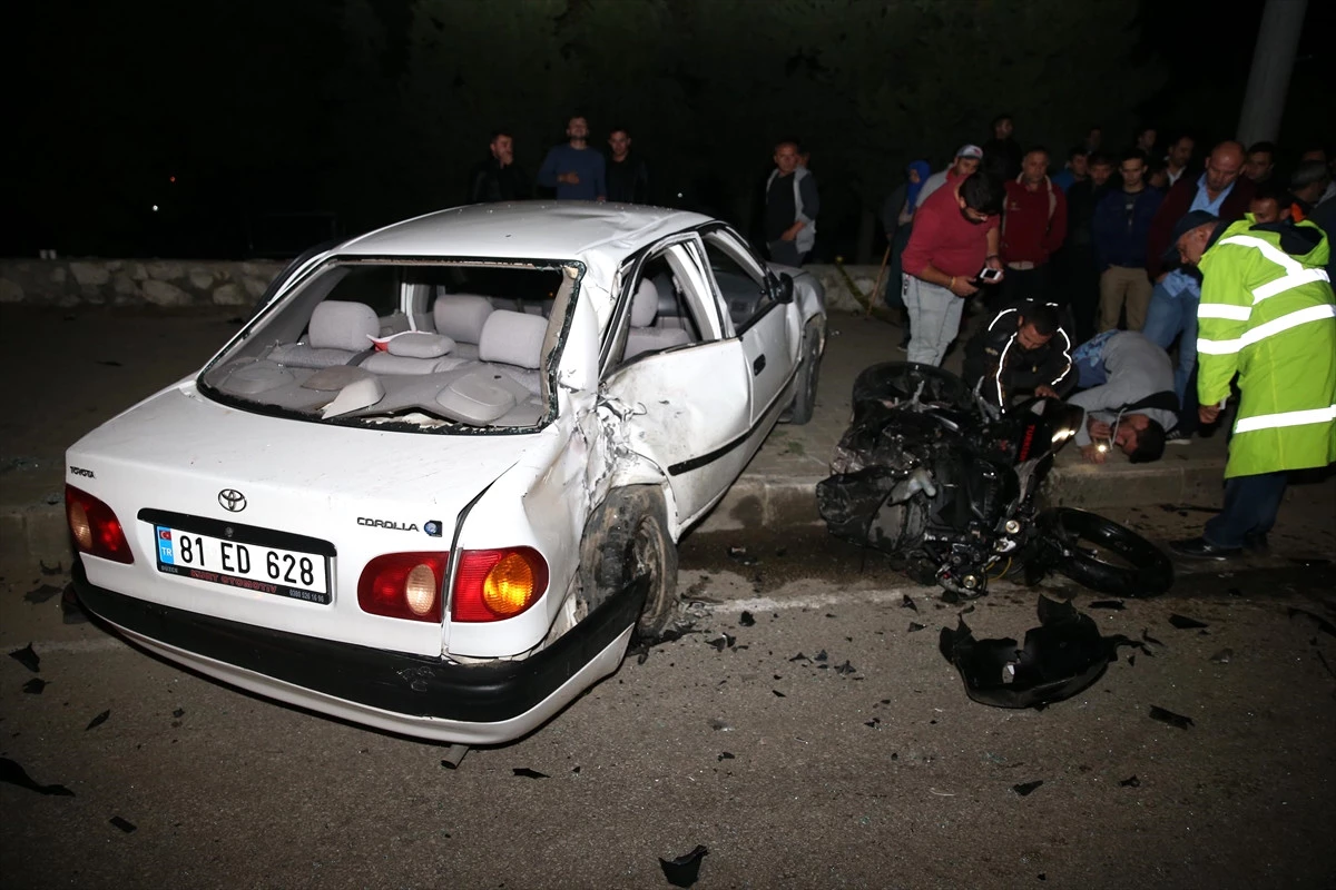 Düzce\'de Motosiklet Otomobile Çarptı: 1 Ölü, 4 Yaralı
