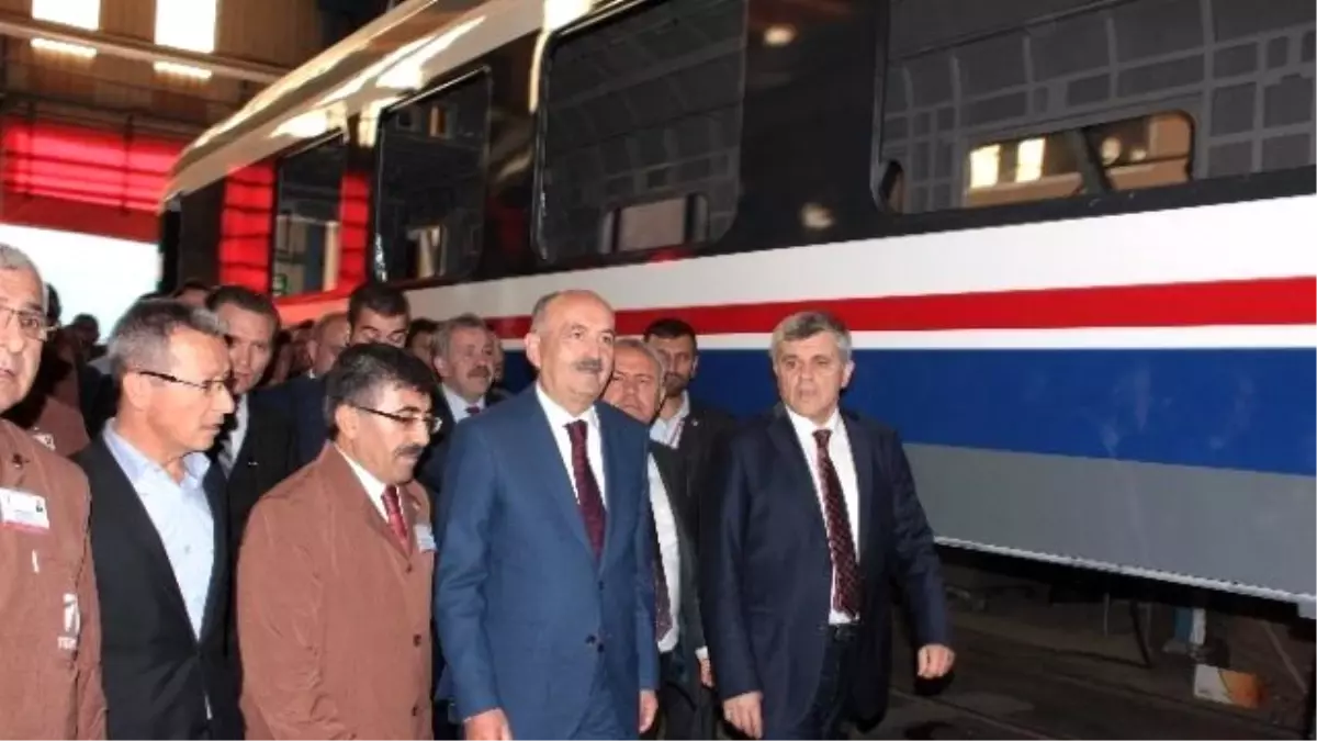 Görüntülü Haber) Bakan Müezzinoğlu Milli Tren\'i İnceledi