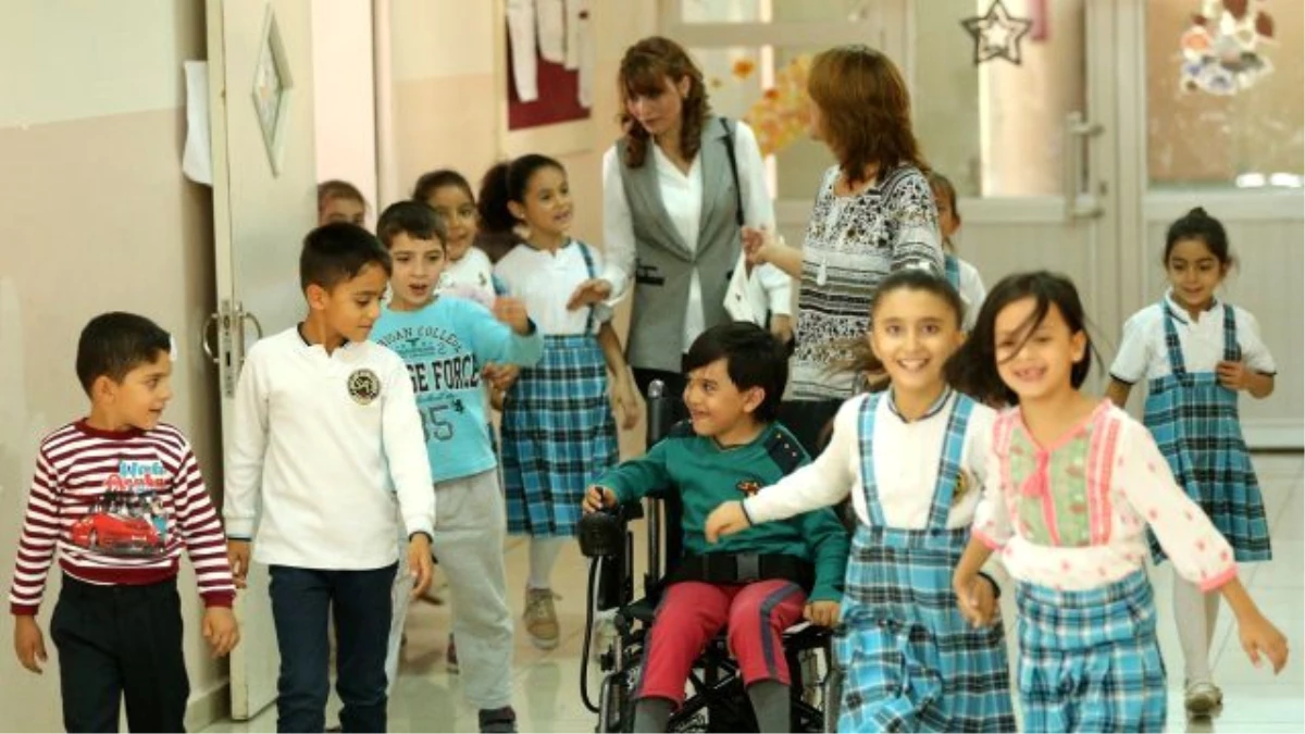 Okula Annesinin Kucağında Gidip Gelen Çocuğa Akülü Sandalye