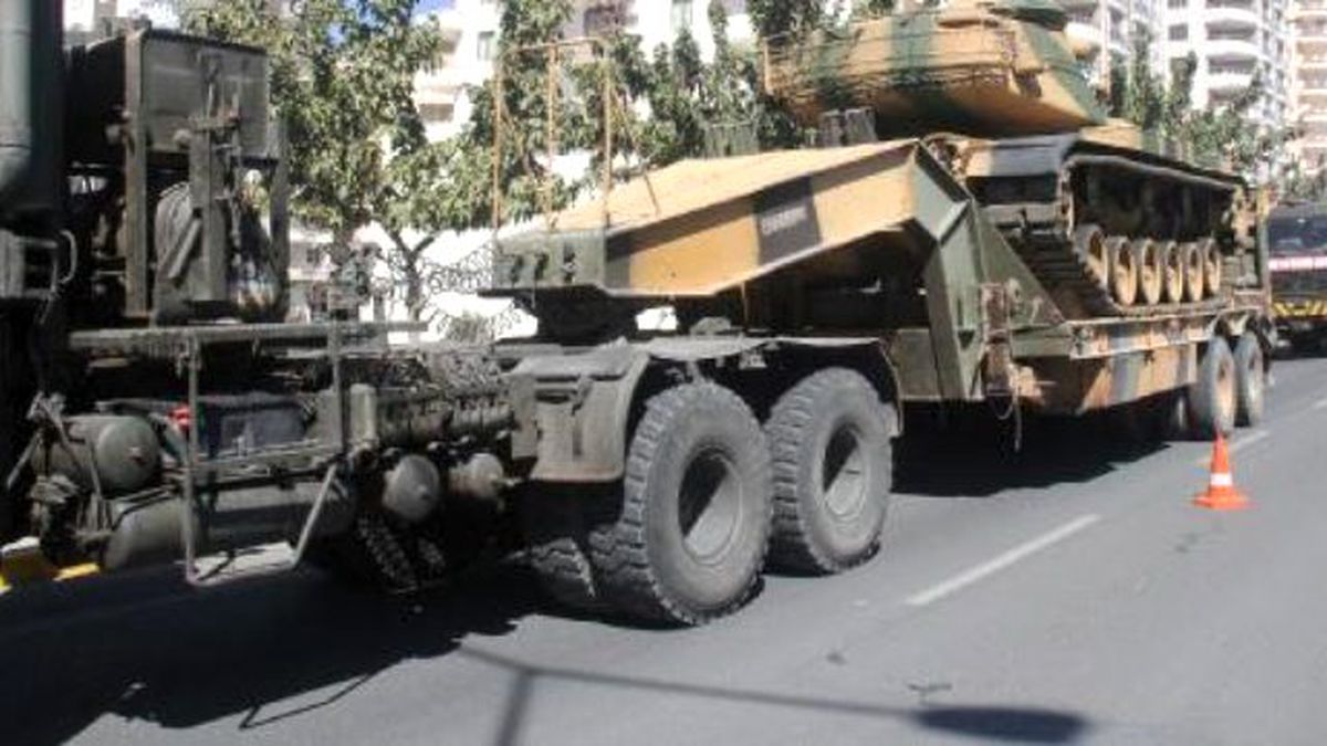 Görüntülü Haber) Şanlıurfa\'dan, Suriye Sınırındaki Karkamış\'a Tank Sevkiyatı