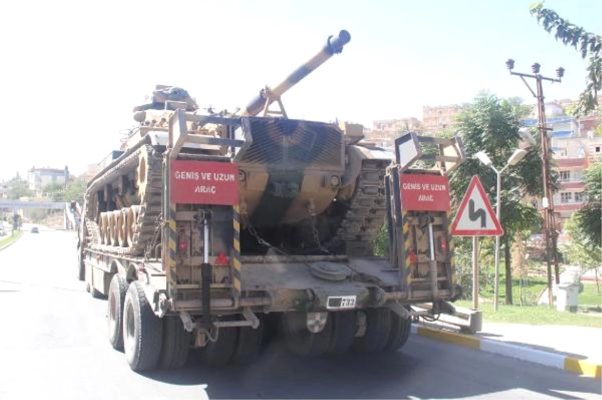 Şanlıurfa\'dan, Suriye Sınırındaki Karkamış\'a Tank Sevkiyatı