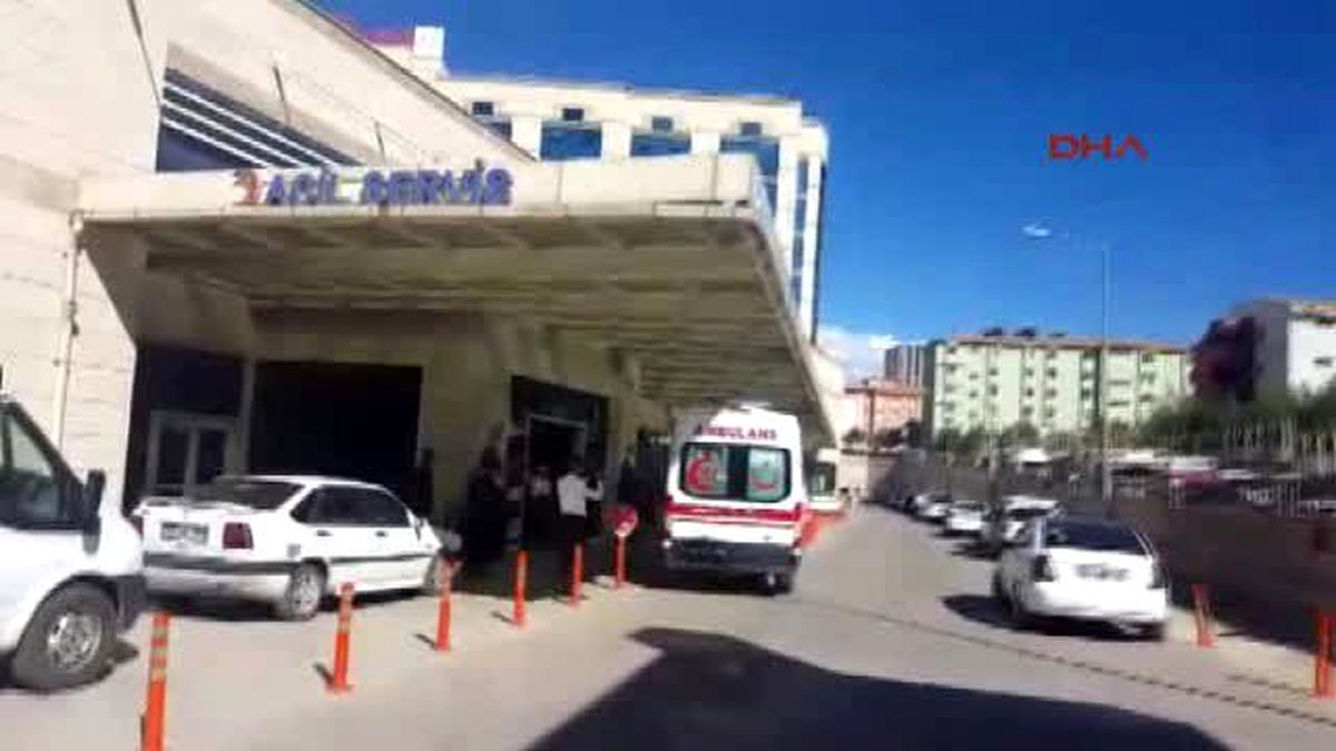 Silahını Temizleyen Korucu, Kendini Yaraladı
