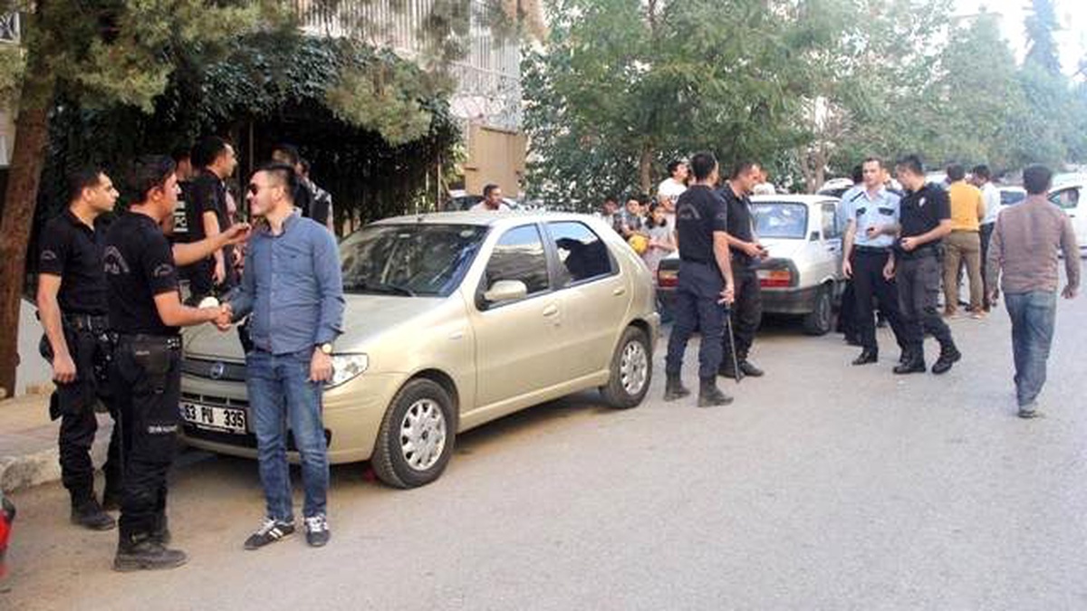 Yine çocuk kavgasından büyük kavgası çıktı: 1\'i polis 2 kişi yaralı