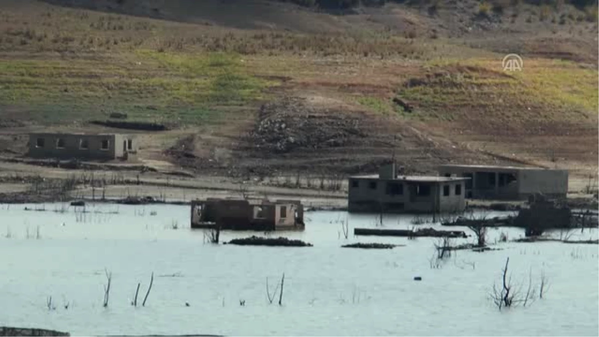 Barajdaki Su Azalınca Köy Ortaya Çıktı