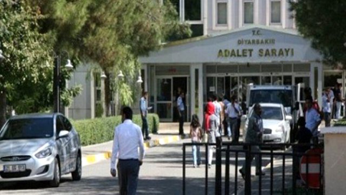 Diyarbakır\'da 4 Öğretmen Daha Tutuklandı