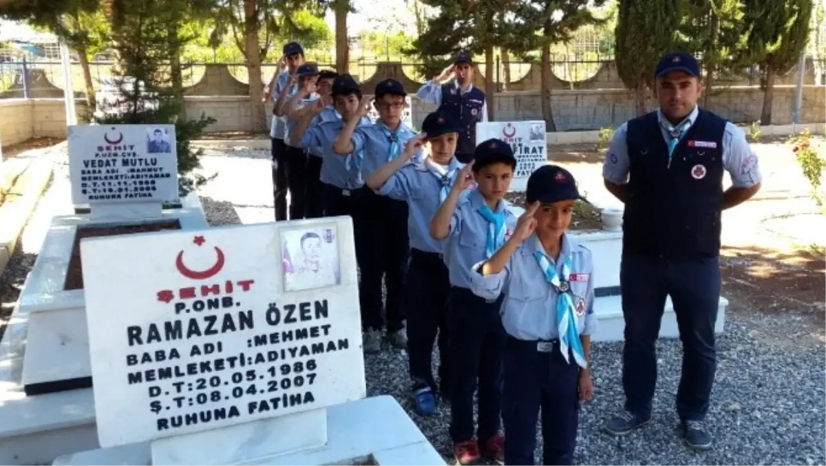 İzci Gençler Sezonu Şehit Mezarını Ziyaret Ederek Açtı