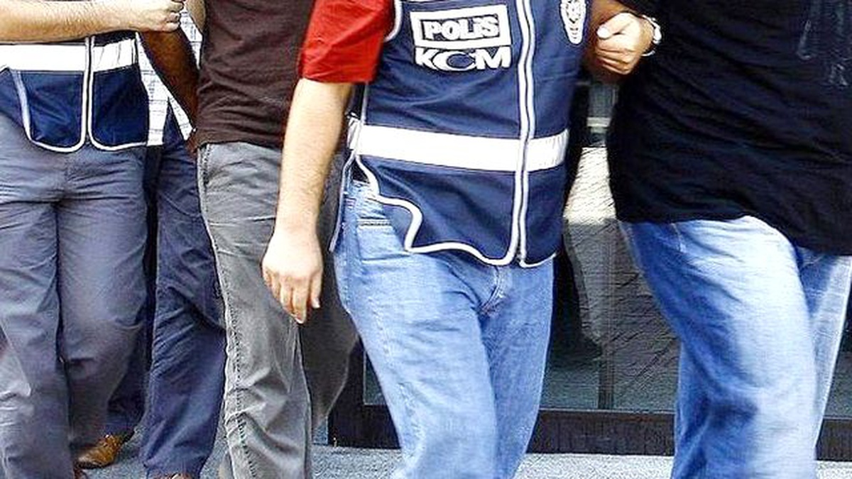 İzmir\'de 23 Akademisyene FETÖ Operasyonu