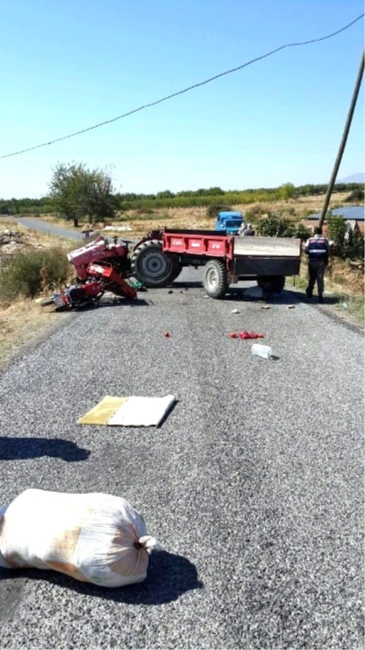 Manisa\'da Motosiklet Traktörle Çarpıştı: 1 Ölü, 2 Yaralı