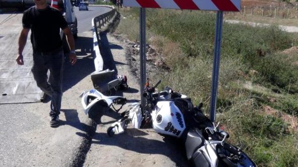 Motosikletin Parçalandığı Kazada Sürücüyü Kask Kurtardı