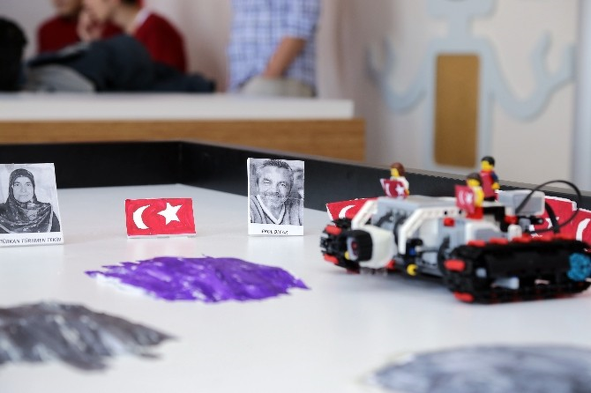 15 Temmuz\'dan Etkilenen Çocuklardan Türk Bayrağına Duyarlı Robot