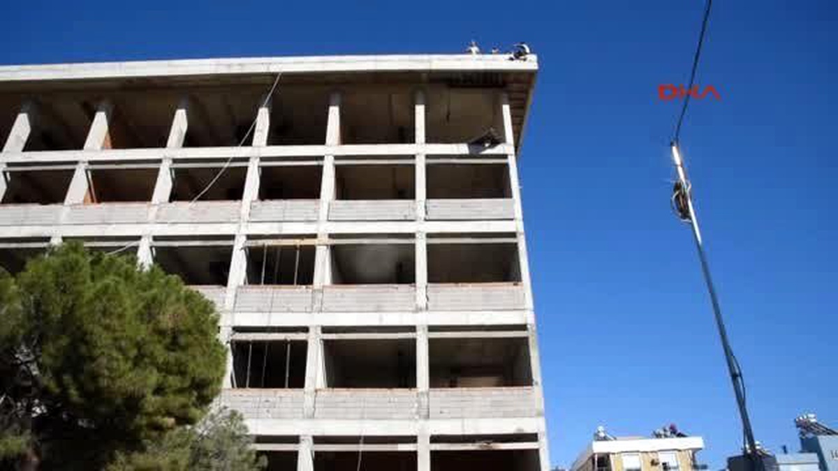Antalya İşverenle Tartışınca Çatıya Çıktı