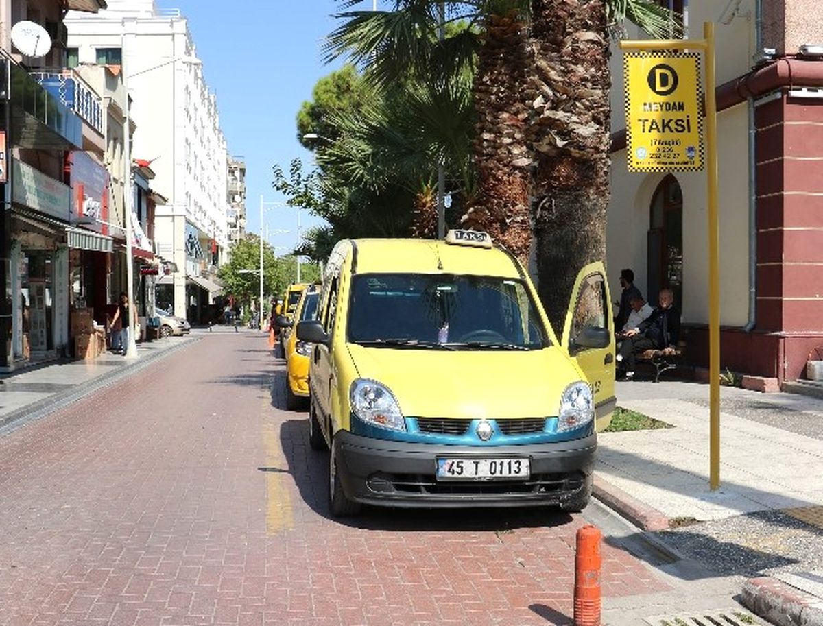 Büyükşehir, Taksi Duraklarının Levhalarını Yeniliyor