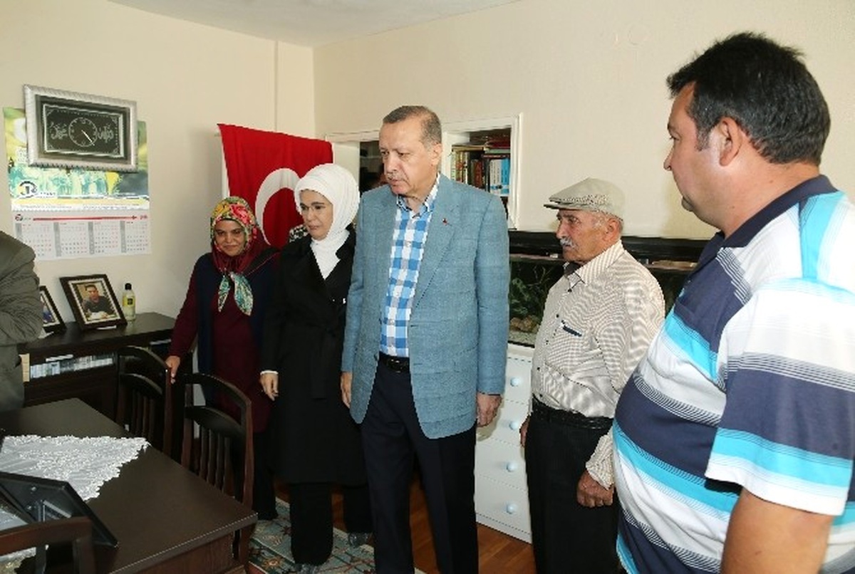 Cumhurbaşkanı Erdoğan 15 Temmuz Şehitlerinin Evini Ziyaret Etti