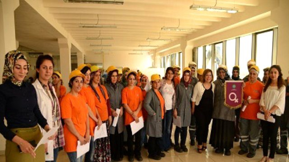 Diyarbakır\'da 33 İşyerine Mor Bayrak