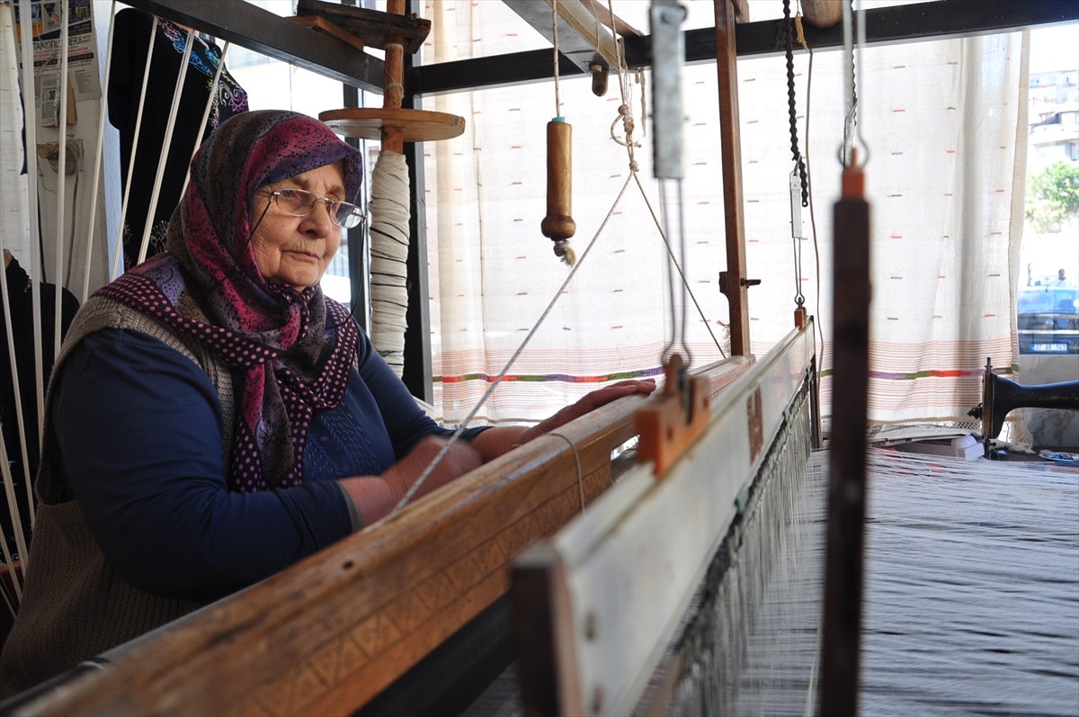 Ekmek Parasını "Yöresel Dokumadan" Çıkarıyorlar