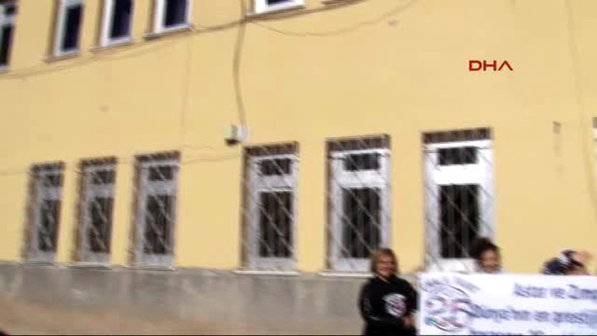 Erzurum Heykeltraş Tülay, Sınıf Boyuyor
