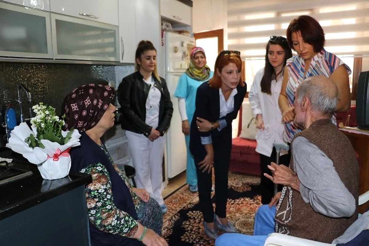 Evde Bakım Ekipleri Yaşlılar Günü\'nü Kutladı