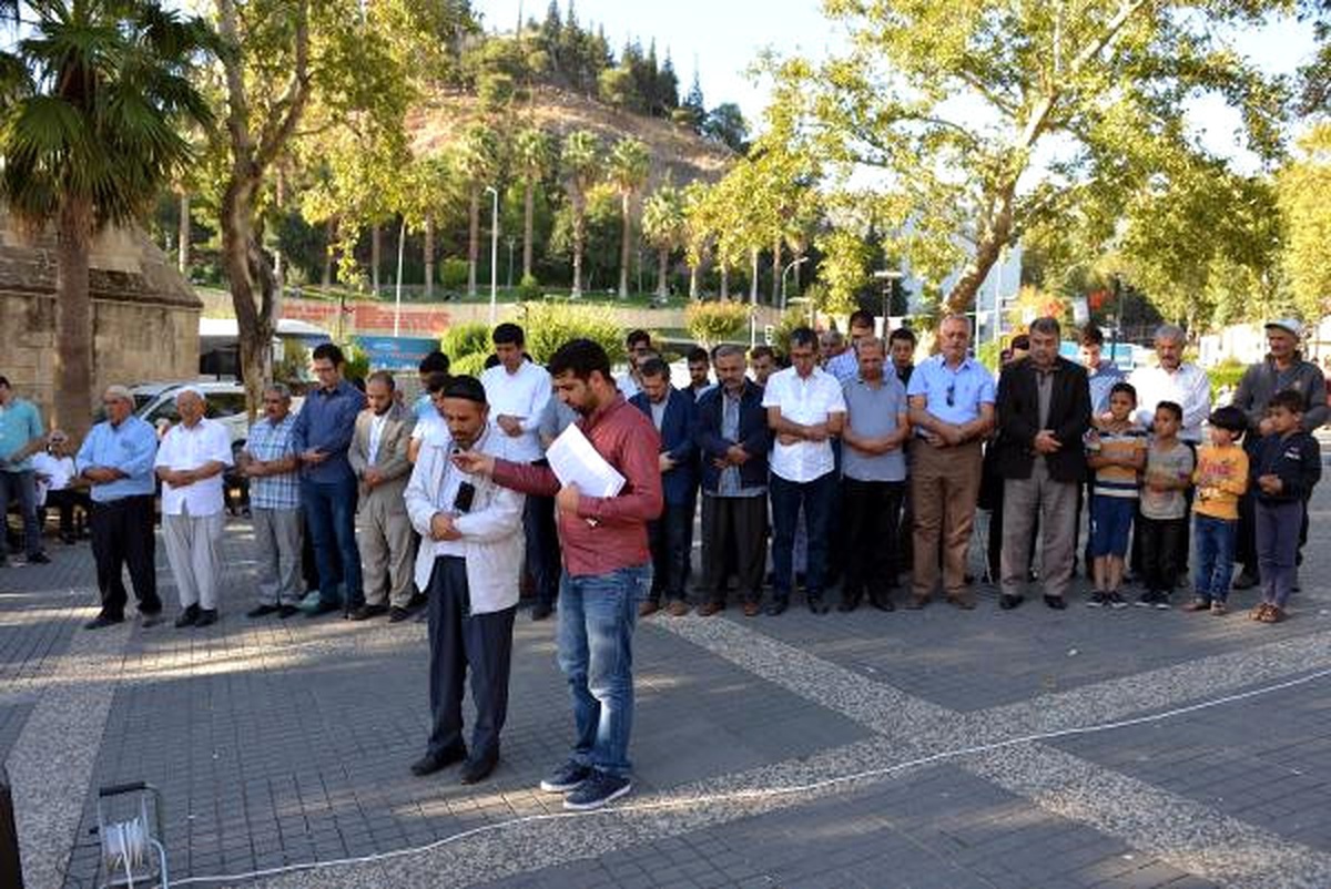 Halep\'te Ölenler İçin Gıyabi Cenaze Namazı Kılındı