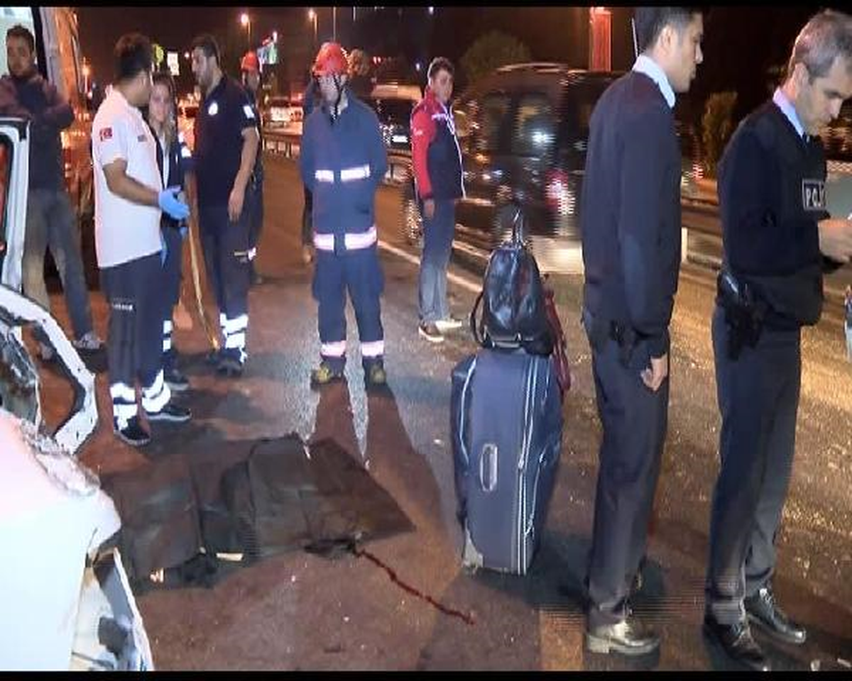 Direksiyon Hakimiyetini Kaybetti, İBB\'nin Temizlik Aracına Çarptı: 1 Ölü, 4 Yaralı