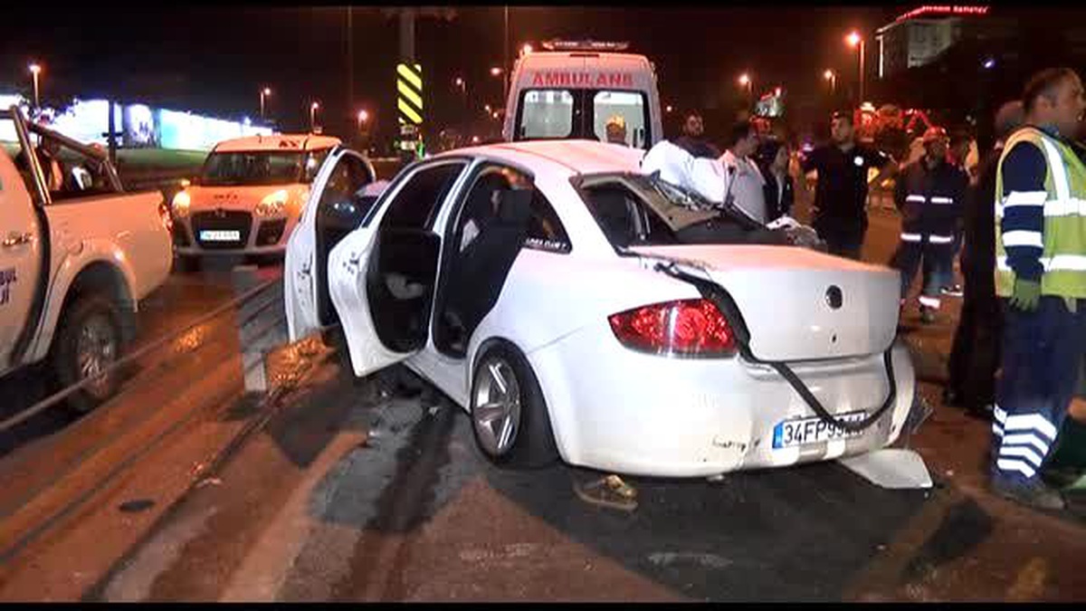 İbb\'nin Temizlik Aracına Çarptı: 1 Ölü, 4 Yaralı