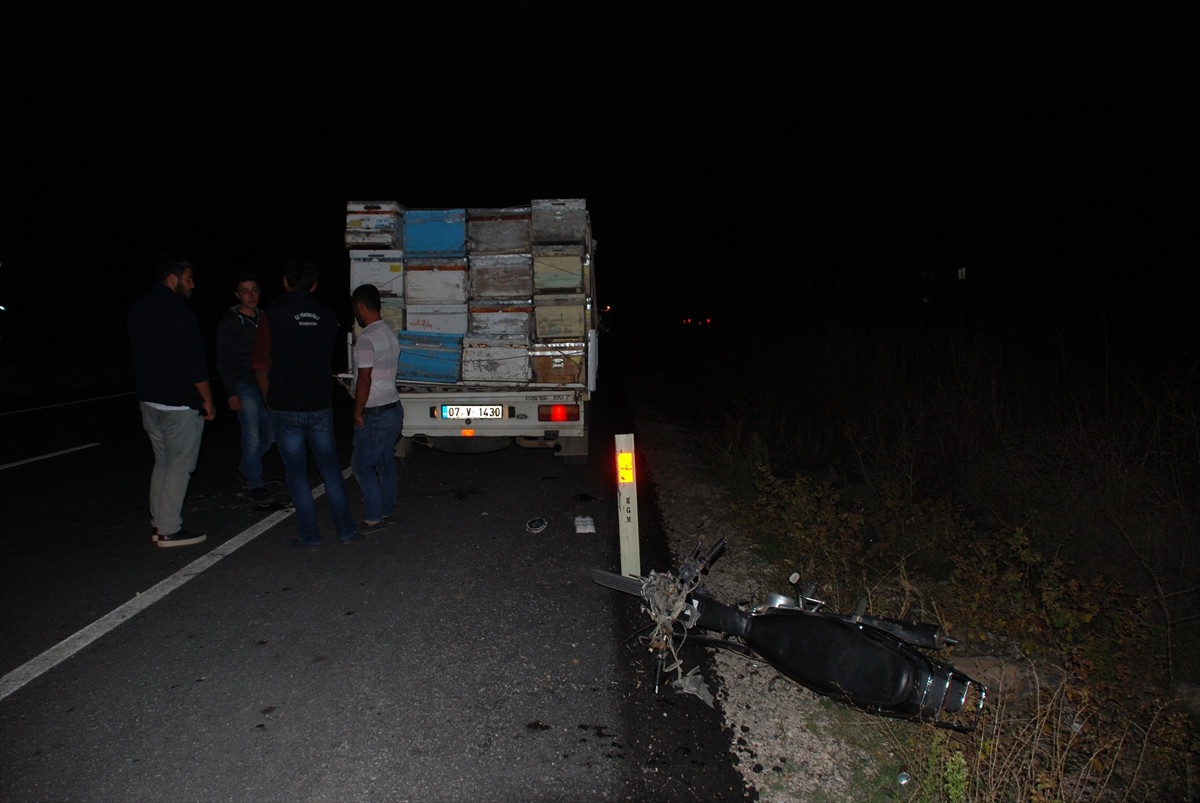 Kamyonete Çarpan Motosikletin Sürücüsü Öldü