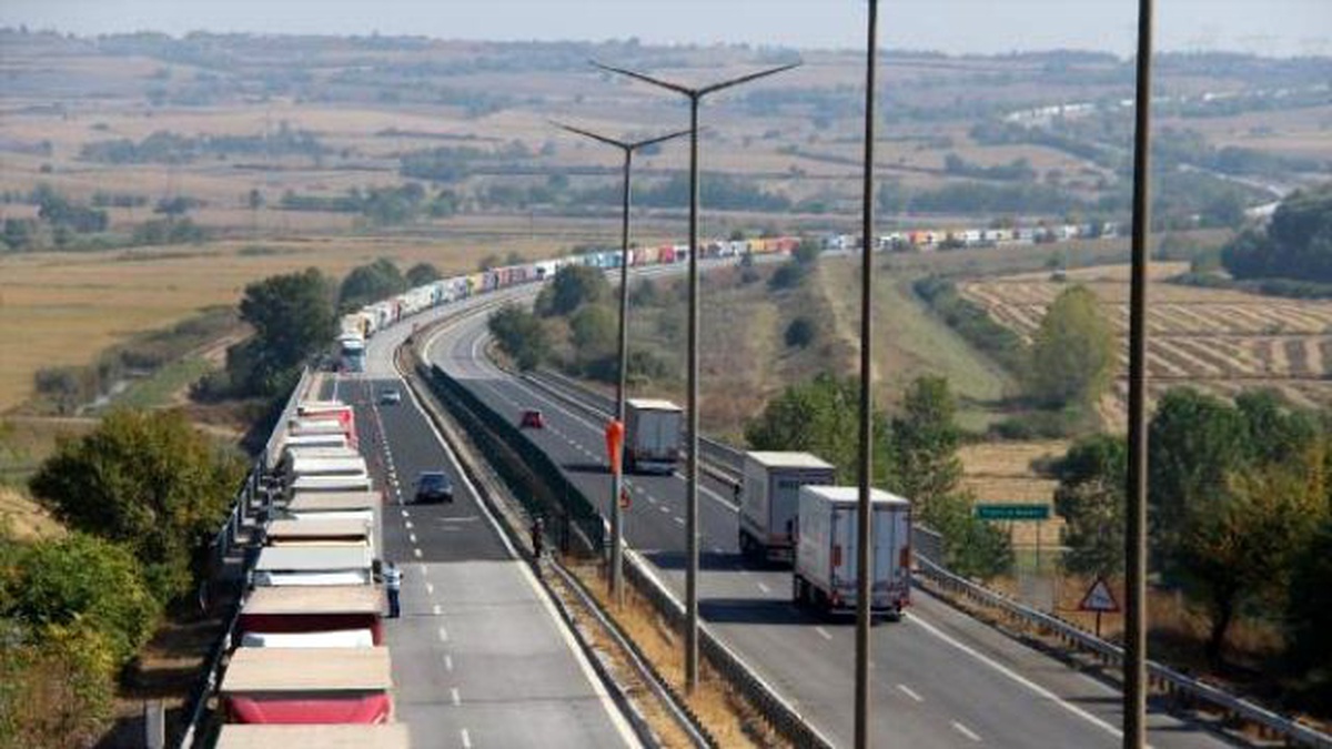 Edirnekapıkule\'de Tır Kuyruğu 25 Kilometreyi Ulaştı