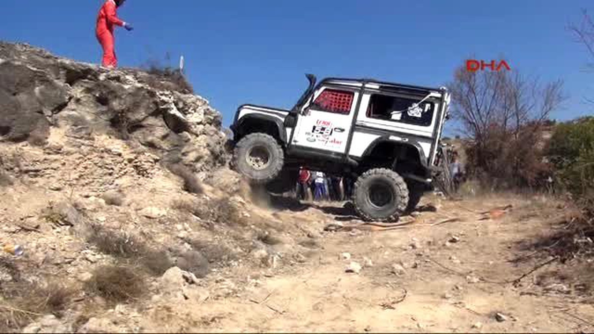 Karabük Off-Road Yarışında Suya Gömülen Aracın Pilotu Boğulma Tehlikesi Geçirdi